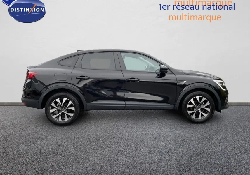 Renault Arkana noir 2023 en profil droit, soulignant ses jantes bi-ton et sa silhouette coupé SUV élégante.