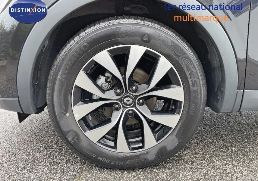 Gros plan sur la roue avant droite noire du Renault Arkana 1.3 TCE 140 Evolution avec jante alliage bicolore.