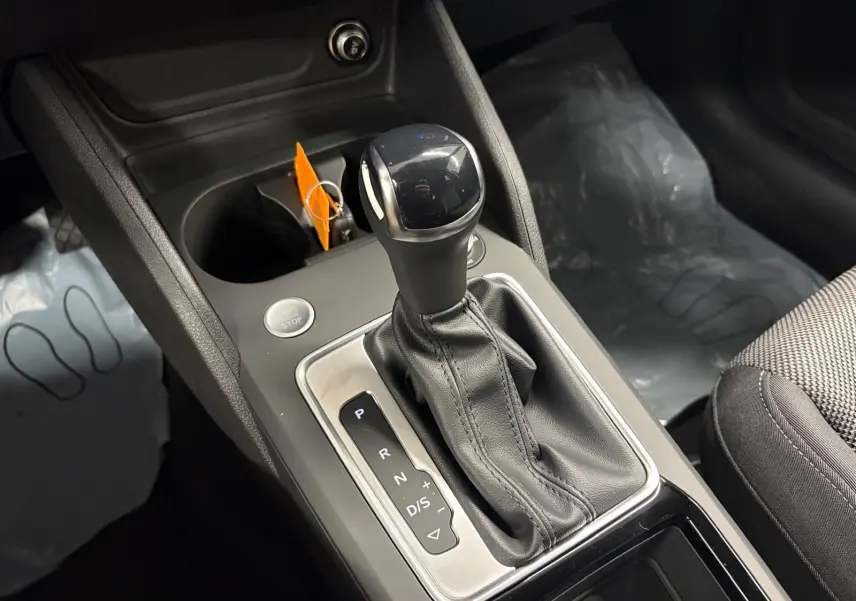 Le levier de vitesse automatique de l'Audi Q2 35 TFSI S Line 2026, avec console noire et bouton start/stop.