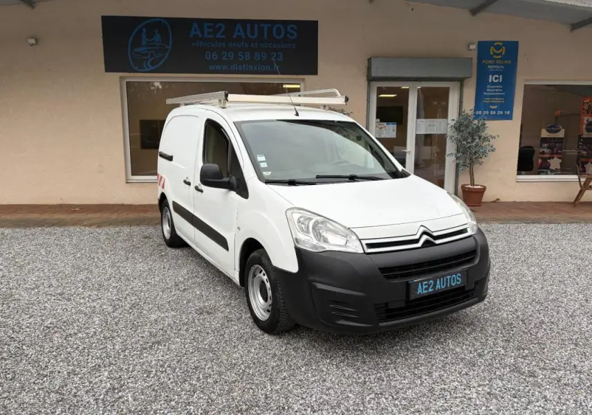 Citroën Berlingo Fourgon blanc vue 3/4 avant droit avec galerie de toit, stationné devant un garage AE2 Autos.