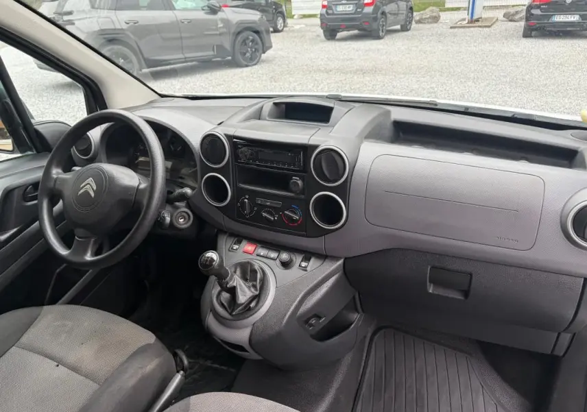 Vue intérieure côté conducteur du tableau de bord gris et levier de vitesses manuel du Citroën Berlingo Fourgon blanc de 2018.