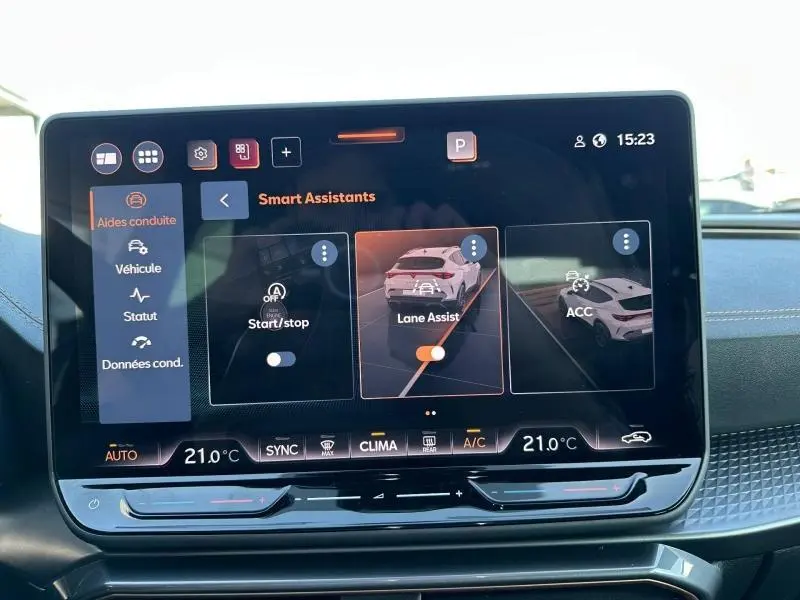 Écran tactile central du CUPRA Formentor 2025 montrant les assistants de conduite avec interface en français.