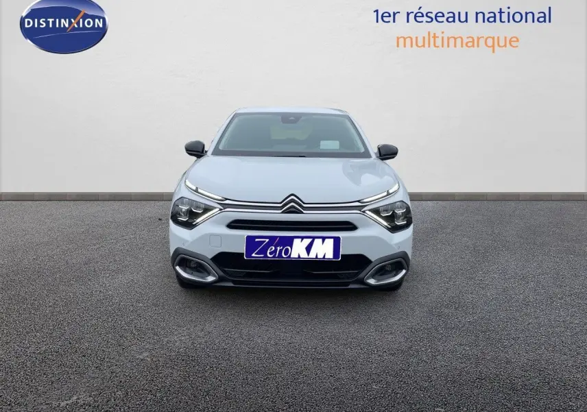 Vue frontale d'une Citroën C4 blanche métal 2024 avec phares LED et calandre distinctive.