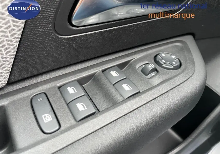 Gros plan sur les commandes des vitres et rétroviseurs côté gauche de la Citroën C4 blanche métal 2024.