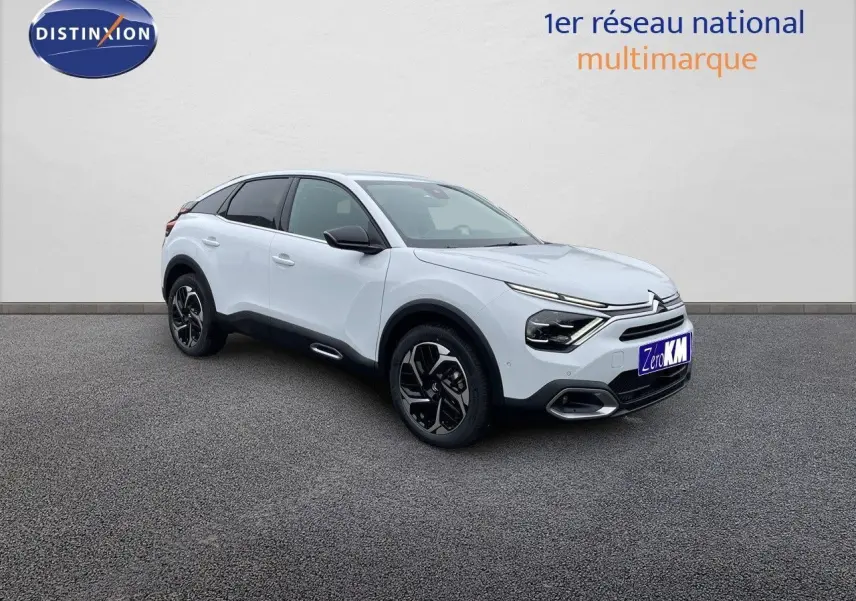 Citroën C4 blanc métal vue 3/4 avant droit avec jantes noires et détails noirs contrastants.