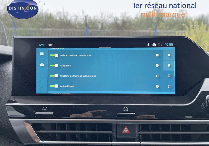 Écran tactile central affichant les aides à la conduite dans l'habitacle d'une Citroën C4 2024.