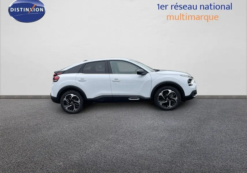 Profil droit d'une Citroën C4 blanche métal 2024 avec jantes noires et toit noir contrasté sur fond neutre.