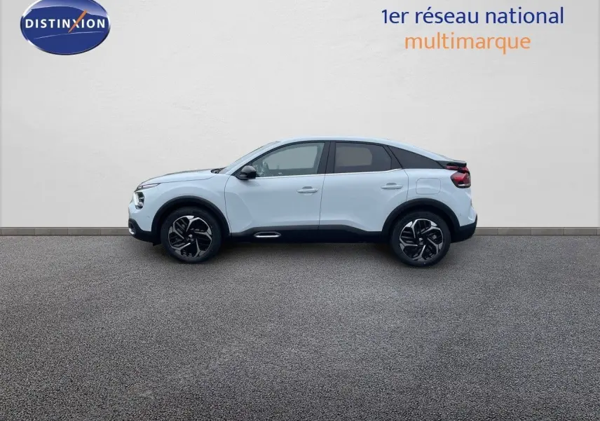 Profil droit d'une Citroën C4 blanche métal 2024 avec jantes biton et lignes modernes sur fond neutre.