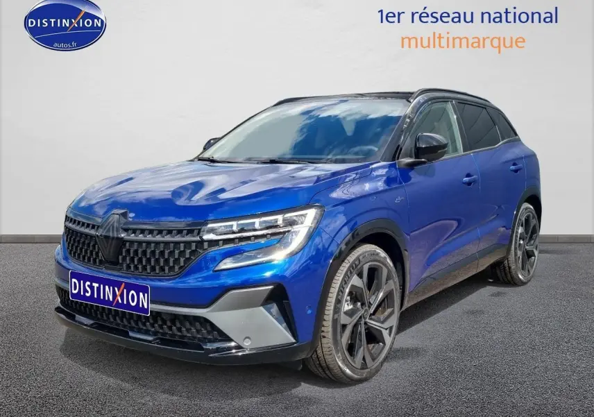 Renault Austral bleu iron en 3/4 avant droit, avec calandre noire et jantes alliage distinctives.