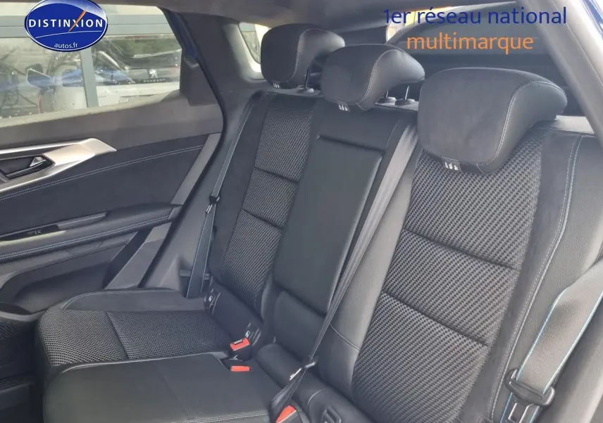 Vue intérieure sur la banquette arrière noire du Renault Austral 2025 avec appuie-têtes et ceintures visibles côté gauche.