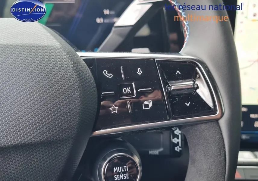 Gros plan sur les commandes multifonctions du volant noir du Renault Austral 2025 version hybride en finition Techno Esprit Alpine.