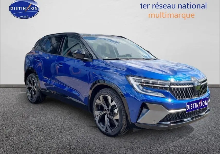 Renault Austral 2025 bleu iron en 3/4 avant droit avec jantes alu et calandre distinctive esprit Alpine.