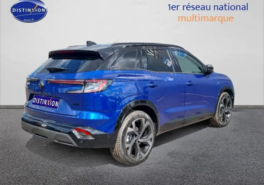 Renault Austral Bleu Iron en 3/4 arrière droit, soulignant ses jantes alu et son becquet noir distinctif.