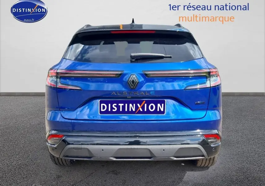 Vue arrière du Renault Austral bleu iron 2025 avec feux LED et hayon motorisé visible sur fond neutre.