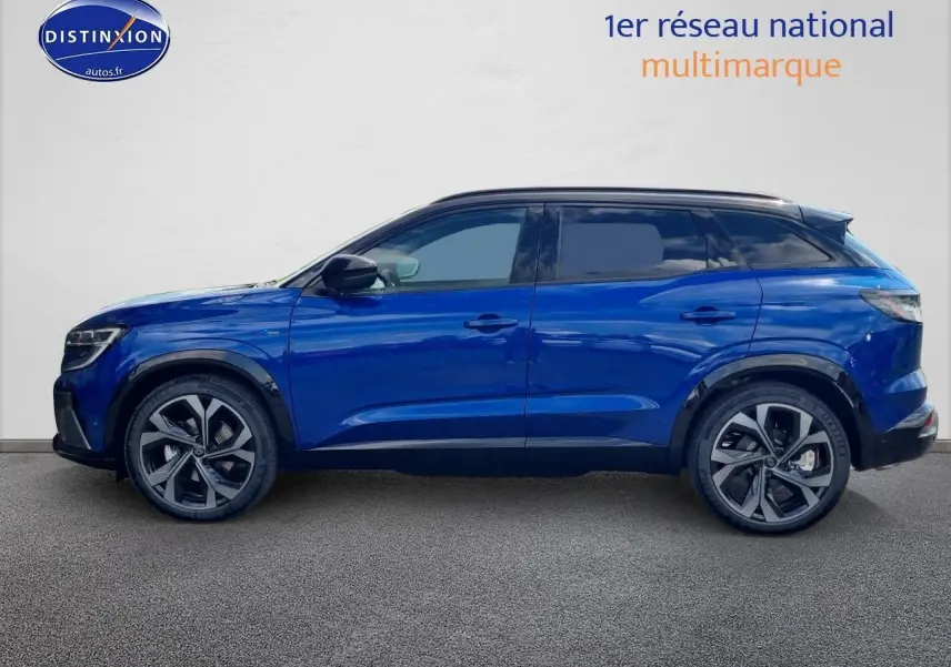Profil côté gauche d'un Renault Austral 2025 bleu iron avec jantes alu et vitres surteintées sur fond clair.