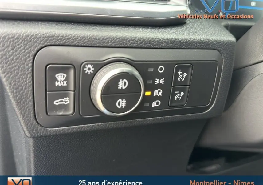 Gros plan sur les commandes d'éclairage intérieures du Volkswagen Amarok Simple Cabine bleu 2025, avec réglages variés.