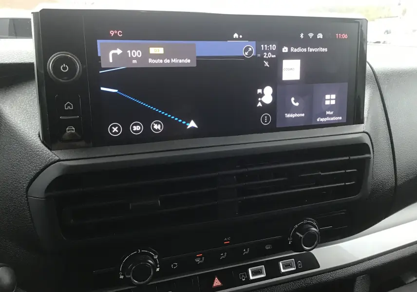 Écran tactile central du tableau de bord du Fiat Scudo Fourgon blanc 2024 avec navigation et commandes climatiques visibles.