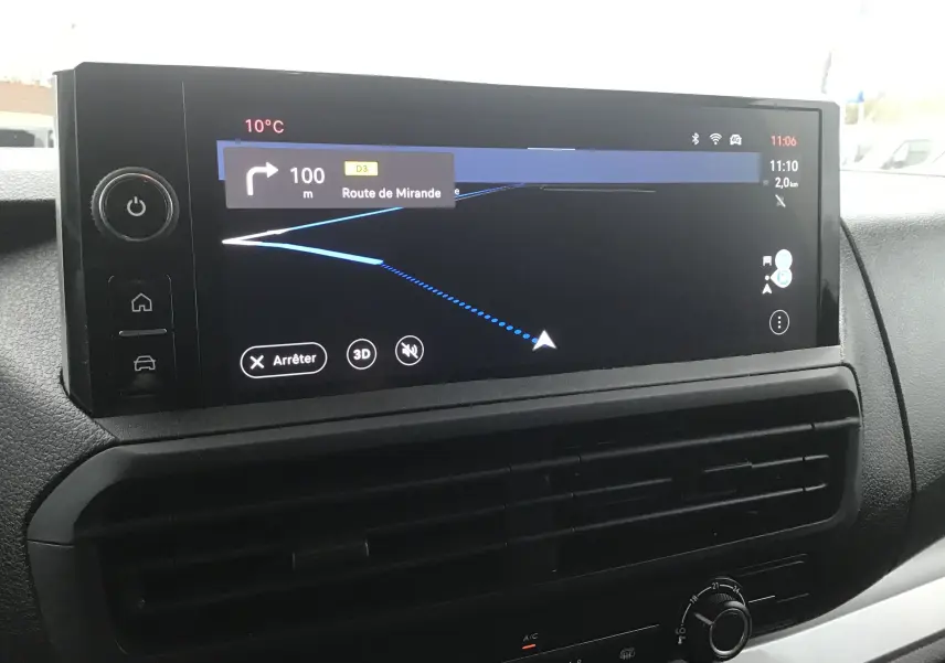 Écran tactile central du FIAT Scudo Fourgon blanc 2024, vue intérieure du tableau de bord avec navigation GPS affichée.