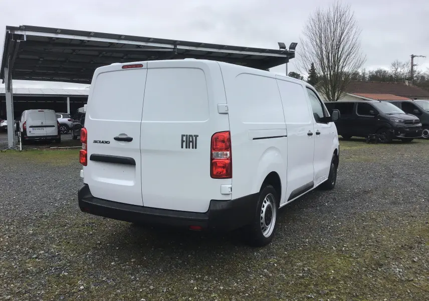 Vue 3/4 arrière droite d’un FIAT Scudo Fourgon blanc 2024 avec porte arrière pleine et pare-chocs noir.