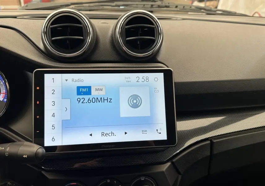 Vue rapprochée de l’écran tactile et des aérateurs ronds du tableau de bord de l’AIXAM AMBITION 0.5 CITY GTO blanc 2026.