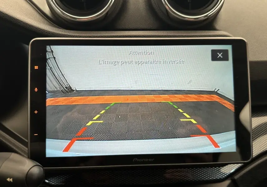 Écran intérieur affichant la caméra de recul du tableau de bord d'une Aixam Ambition blanche, version 2026.