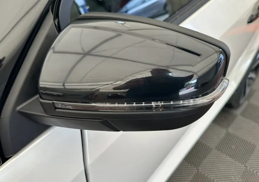 Rétroviseur caméra noir côté conducteur sur AIXAM AMBITION 0.5 CITY GTO blanc vue rapprochée côté gauche.