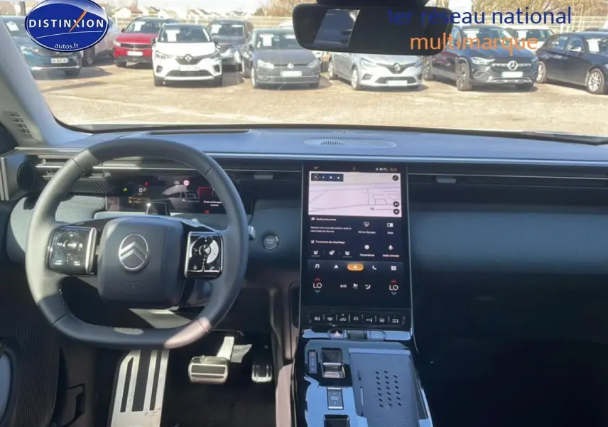 Vue intérieure du tableau de bord du Citroën C5 Aircross 2026, avec écran tactile vertical et volant multifonction noir.