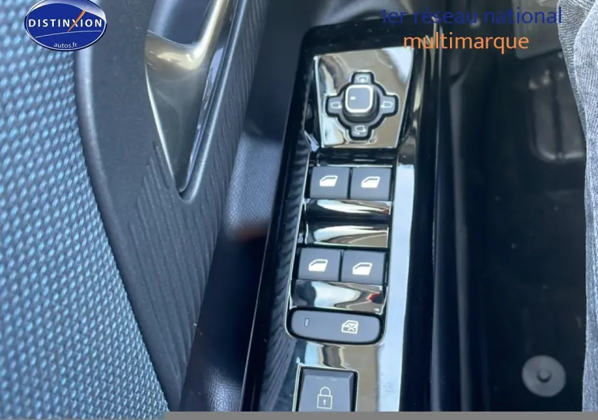 Gros plan sur les commandes des vitres et rétroviseurs côté conducteur du Citroën C5 Aircross blanc 2026.