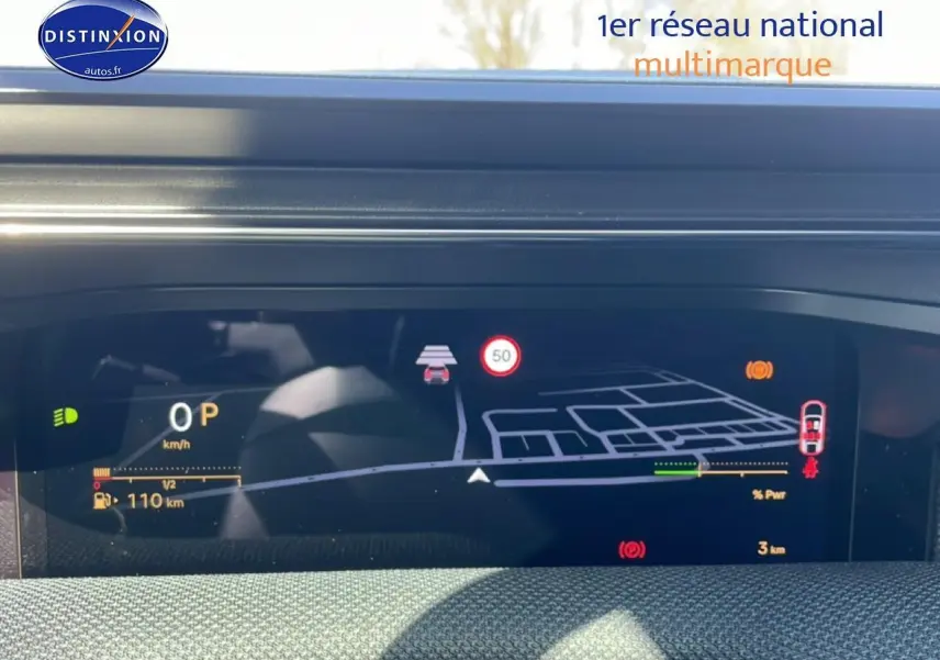 Affichage tête haute numérique du tableau de bord du Citroën C5 Aircross blanc, version hybride 2026.