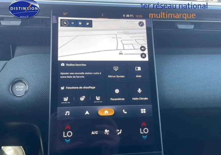 Écran tactile central vertical du tableau de bord du Citroën C5 Aircross blanc, avec commandes climatisation visibles.