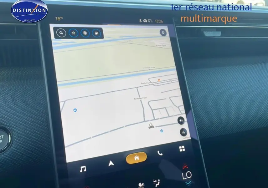 Vue intérieure centrée sur l'écran tactile du tableau de bord du Citroën C5 Aircross blanc, affichant la navigation GPS.