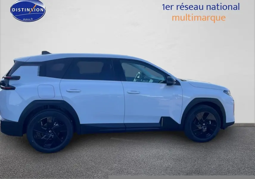 Profil droit du Citroën C5 Aircross blanc 2026 avec jantes noires et vitres arrière teintées.