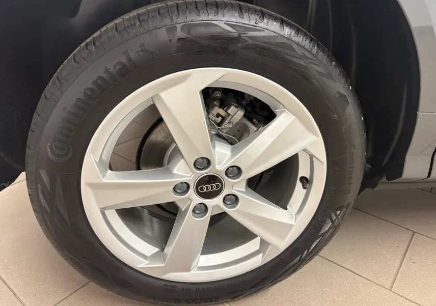 Gros plan sur la roue avant droite de l'Audi Q2 35 TFSI 150 S Line gris Daytona avec jante alliage cinq branches.