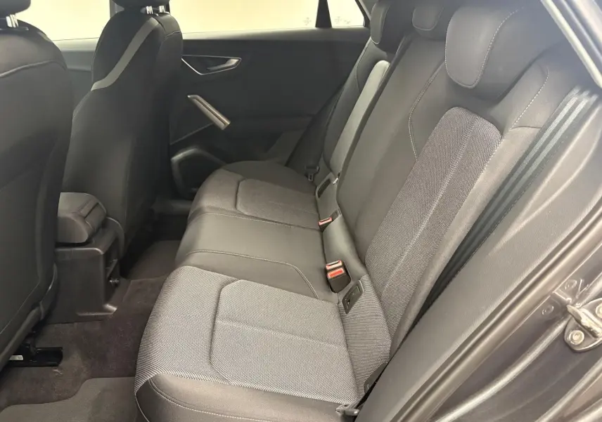 Vue intérieure côté droit des sièges arrière en tissu gris de l’Audi Q2 35 TFSI S Line 2026.