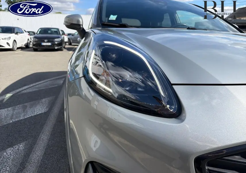 Gros plan sur le phare avant gauche du Ford Puma 2024 gris Solar Métallisée, mettant en valeur son design LED distinctif.