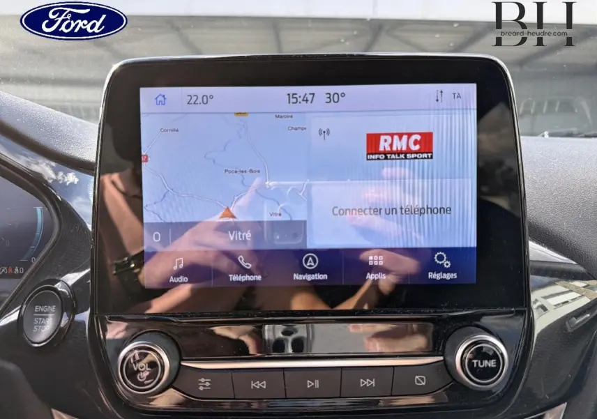 Écran tactile central du Ford Puma 2024 en gros plan, affichant la navigation et les commandes multimédia.
