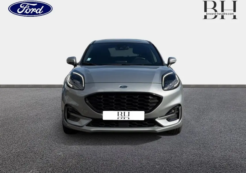 Vue frontale d'une Ford Puma 2024 gris Solar métallisée avec calandre noire et phares LED distinctifs.