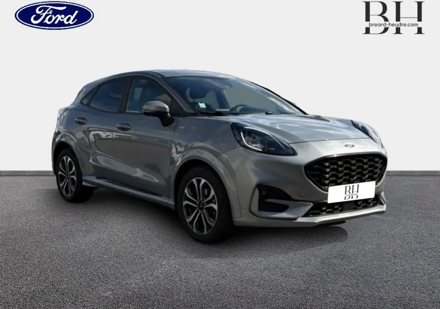 Ford Puma 2024 gris Solar métallisé en 3/4 avant droit, avec calandre noire et jantes distinctives ST-Line.