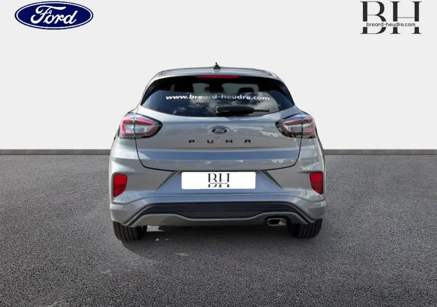 Vue arrière d’un Ford Puma 2024 gris Solar métallisé avec feu arrière distinctif et sortie d’échappement côté droit.