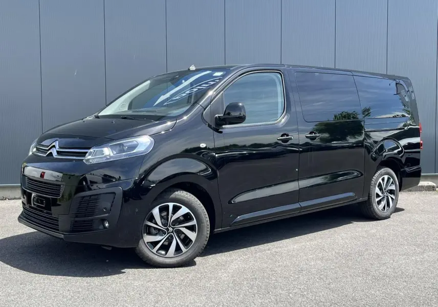 Vue 3/4 avant droit d'un Citroën Spacetourer XL noir perla avec jantes alu et portes latérales vitrées.