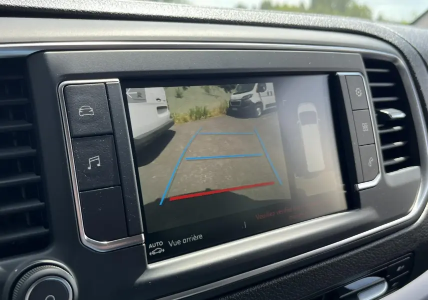 Écran central du Citroën Spacetourer XL noir Perla montrant la caméra de recul avec guidage dynamique.