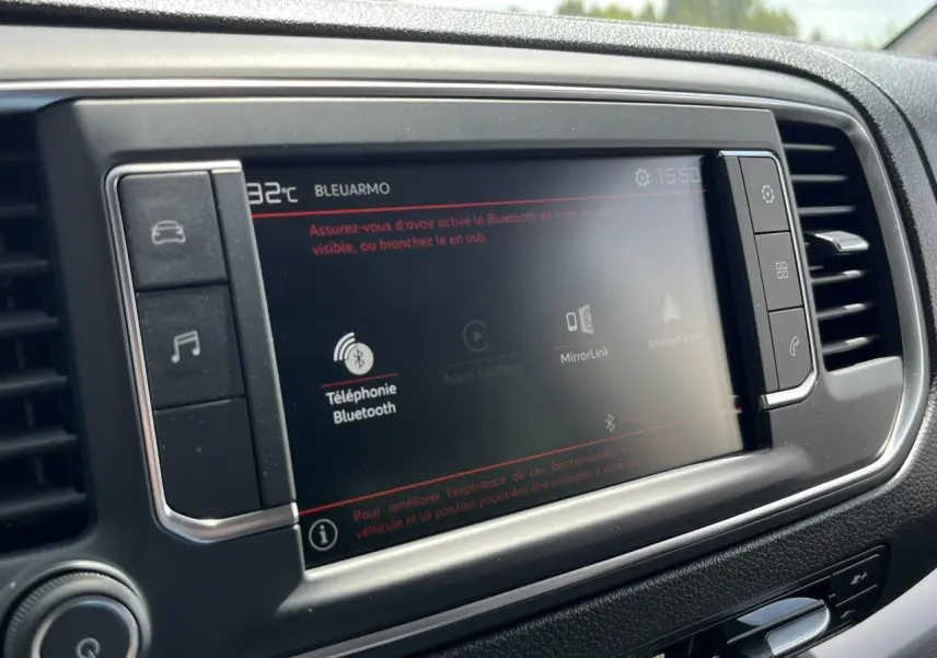 Écran tactile central du tableau de bord du Citroën Spacetourer XL noir, affichant les options Bluetooth et MirrorLink.