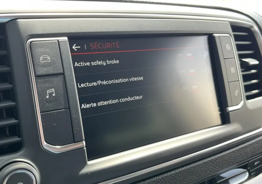 Écran tactile du système de sécurité du Citroën Spacetourer XL noir Perla, vue rapprochée de la console centrale.