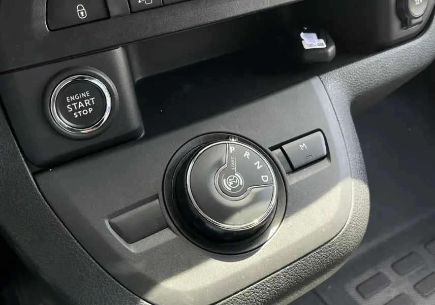 Vue rapprochée du sélecteur rotatif de boîte automatique et bouton start/stop du Citroën Spacetourer XL noir Perla.