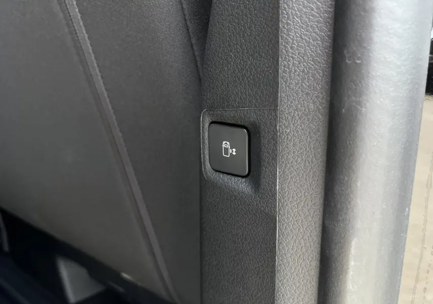 Bouton de commande de porte latérale électrique sur le côté intérieur d'un Citroën Spacetourer XL noir Perla.