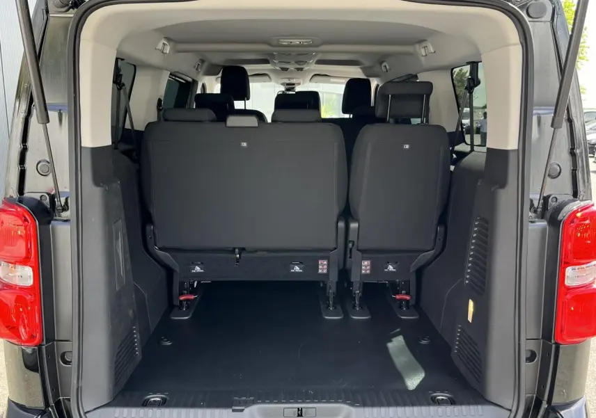 Vue arrière du Citroën Spacetourer XL noir Perla, coffre ouvert montrant les sièges arrière et l'espace de chargement.
