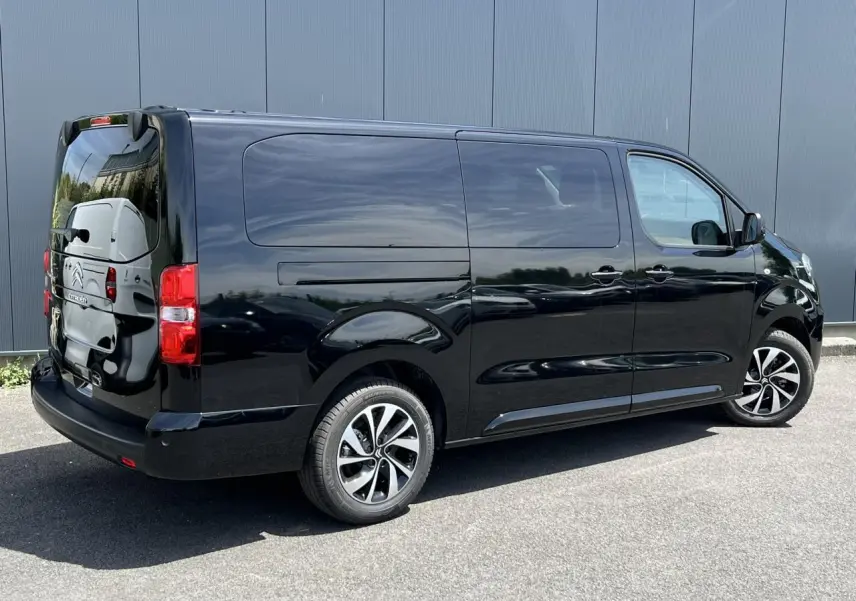 Vue 3/4 arrière droite d'un Citroën Spacetourer XL noir Perla avec jantes alu et vitres surteintées.