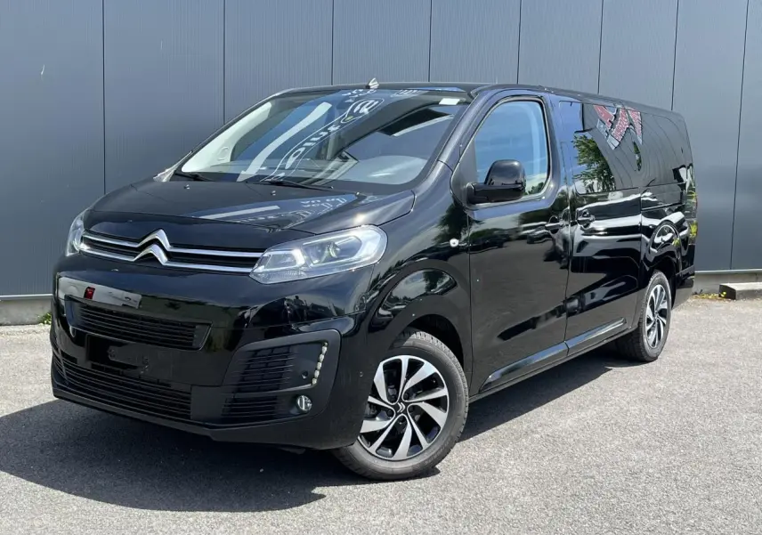 Citroën Spacetourer XL noir perla en 3/4 avant droit avec jantes alu diamantées et portes latérales vitrées électriques.