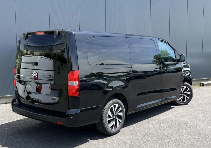 Vue 3/4 arrière droite du Citroën Spacetourer XL noir Perla avec portes latérales vitrées et jantes alu 17 pouces.