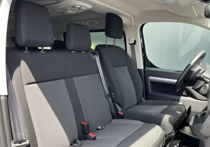Vue latérale intérieure montrant les sièges avant noirs du Citroën Spacetourer XL 2024 côté conducteur.